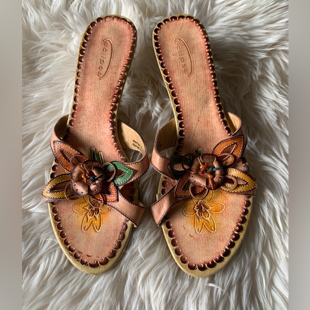 Floral design leather heel sandal size: 7
